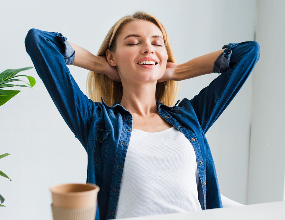 https://www.therapmed.ch/wp-content/uploads/2021/11/blond-woman-sitting-back-smiling-with-closed-eyes-workplace-e1642792983800.jpg