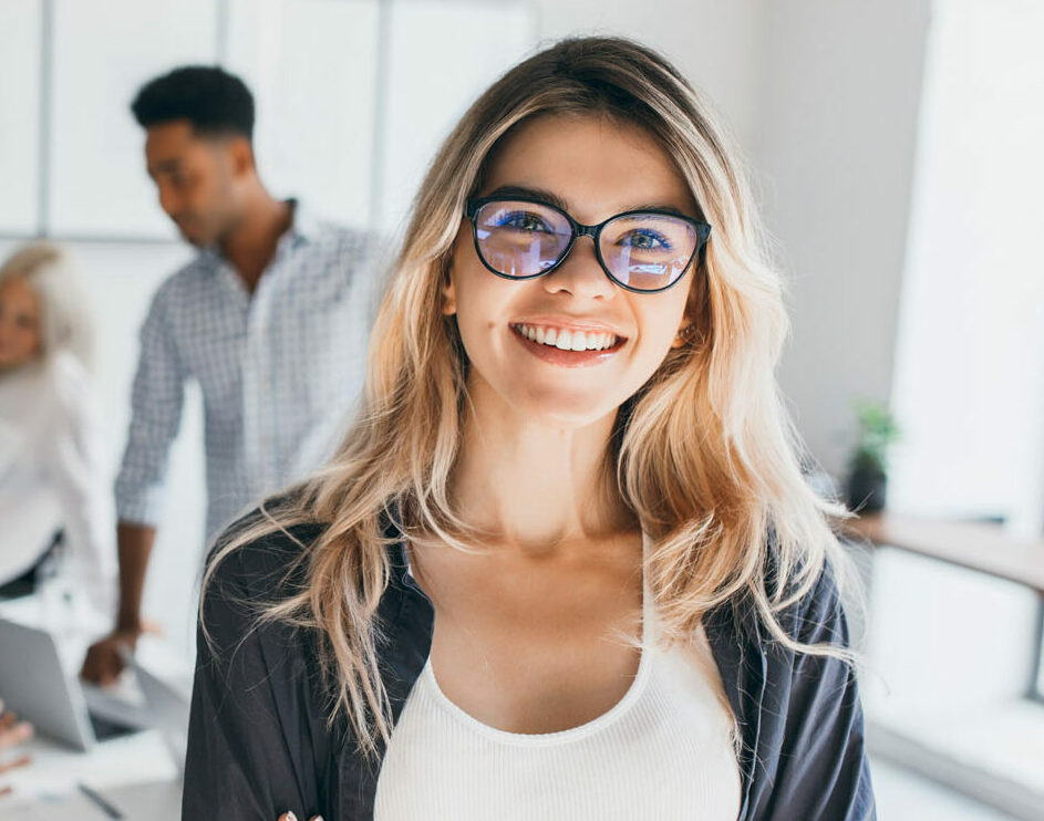 https://www.therapmed.ch/wp-content/uploads/2021/11/blonde-female-executive-posing-with-smile-and-arms-crossed-during-brainstorm-with-managers-indoor-portrait-of-european-student-spending-time-in-hall-with-asian-and-african-friends-e1643902457349.jpg