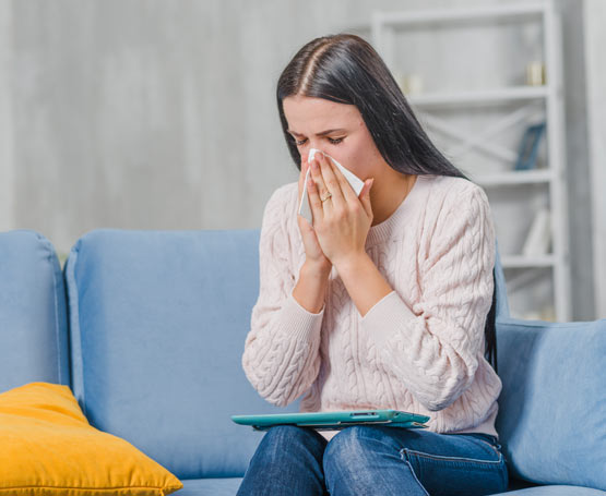 https://www.therapmed.ch/wp-content/uploads/2021/11/close-up-of-woman-sitting-on-blue-sofa-holding-digital-tablet-on-her-lap-suffering-from-cough.jpg