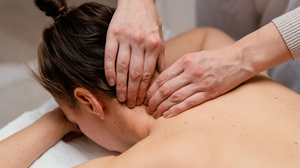 https://www.therapmed.ch/wp-content/uploads/2021/11/close-up-therapist-massaging-neck.jpg