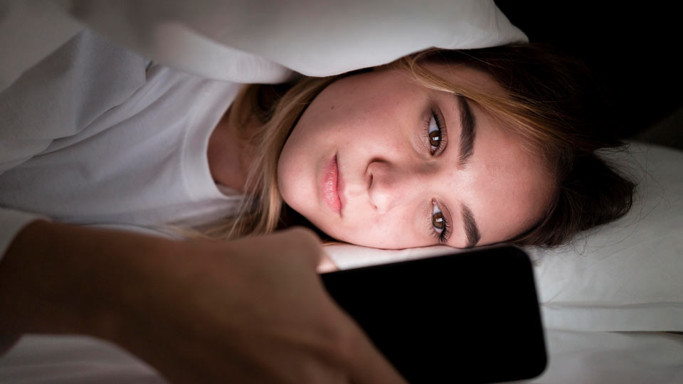 https://www.therapmed.ch/wp-content/uploads/2021/11/girl-at-night-in-bed-with-phone-portrait.jpg