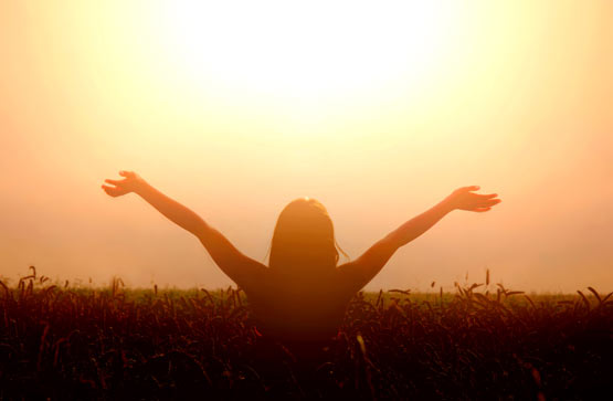 https://www.therapmed.ch/wp-content/uploads/2021/11/girl-lift-her-hands-to-the-sky-and-feel-freedom.jpg