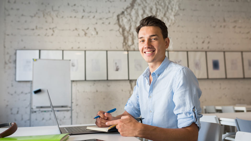 https://www.therapmed.ch/wp-content/uploads/2021/11/happy-remote-worker-young-handsome-man-thinking-writing-notes-in-notebook.jpg