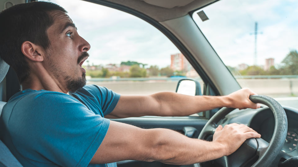 https://www.therapmed.ch/wp-content/uploads/2021/11/man-driving-car-scared-before-accident-driving-accident-transportation-and-vehicle-concept.jpg