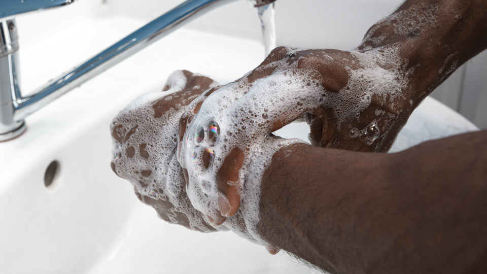 https://www.therapmed.ch/wp-content/uploads/2021/11/man-washing-hands-carefully-in-bathroom-close-up-prevention-of-infection.jpg