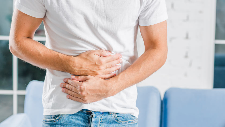 https://www.therapmed.ch/wp-content/uploads/2021/11/mid-section-man-holding-having-pain-stomach.jpg