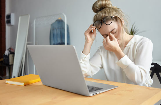 https://www.therapmed.ch/wp-content/uploads/2021/11/modern-technology-job-people-concept-portrait-tired-young-female-employee-with-hair-bun-taking-off-eyeglasses-massaging-her-nose-bridge-feeling-stressed-because-lot-work.jpg