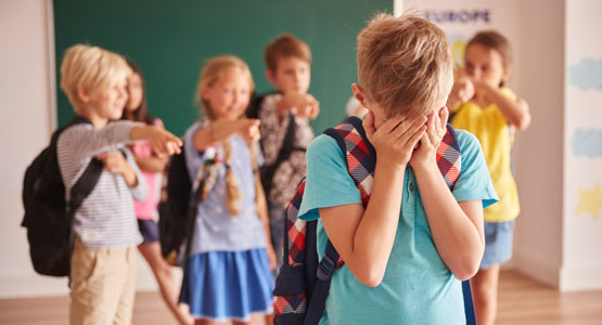 https://www.therapmed.ch/wp-content/uploads/2021/11/picture-showing-children-violence-at-school.jpg