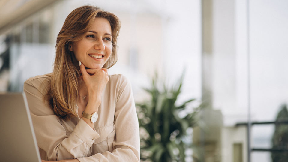 https://www.therapmed.ch/wp-content/uploads/2021/11/portrait-of-a-business-woman-working-on-laptop.jpg