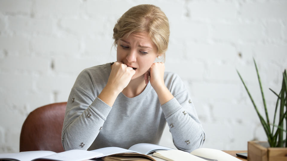 https://www.therapmed.ch/wp-content/uploads/2021/11/portrait-of-a-student-girl-sitting-at-the-desk-biting-her-fist.jpg