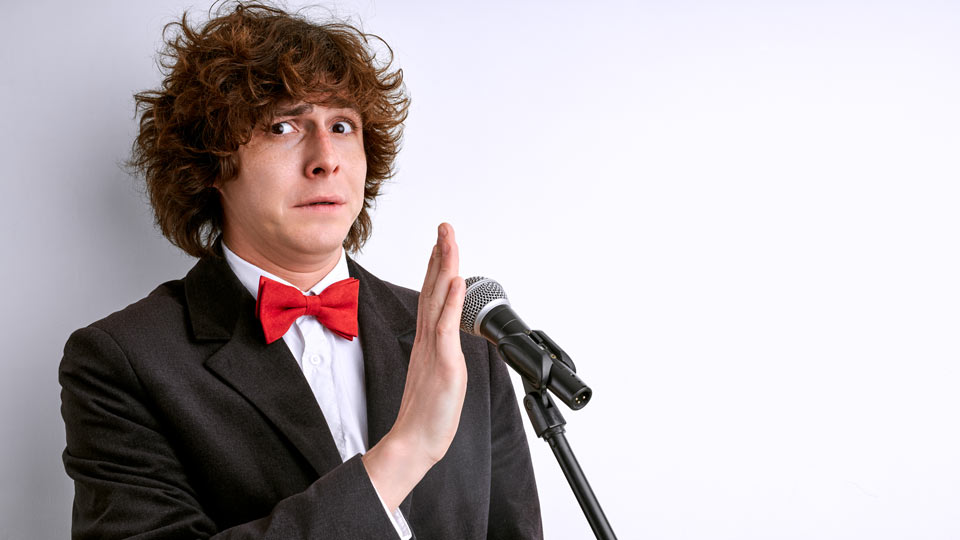 https://www.therapmed.ch/wp-content/uploads/2021/11/scared-man-on-a-stage-with-microphone-curly-male-has-fear-of-public-speaking-isolated-on-white.jpg