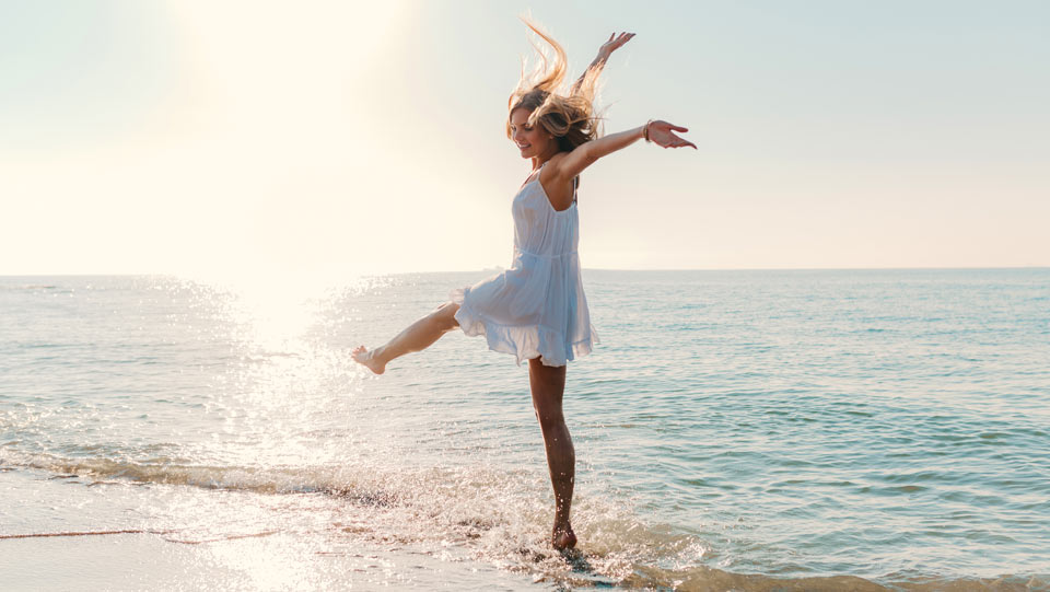 https://www.therapmed.ch/wp-content/uploads/2021/11/young-attractive-happy-woman-dancing-turning-around-by-sea-beach-sunny-summer-fashion-style.jpg