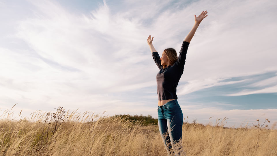 https://www.therapmed.ch/wp-content/uploads/2021/11/young-happy-woman-in-a-golden-field-on-sunset.jpg