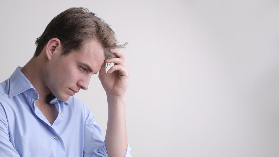 https://www.therapmed.ch/wp-content/uploads/2021/11/young-male-with-a-blue-shirt-having-deep-thoughts-standing-against-a-white-wall.jpg