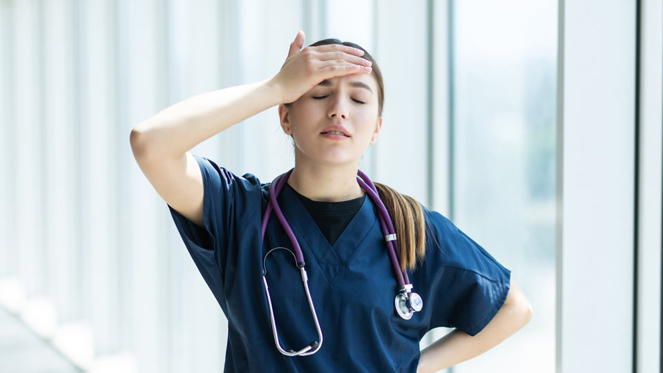 https://www.therapmed.ch/wp-content/uploads/2021/11/young-sad-female-nurse-at-hospital-corridor.jpg